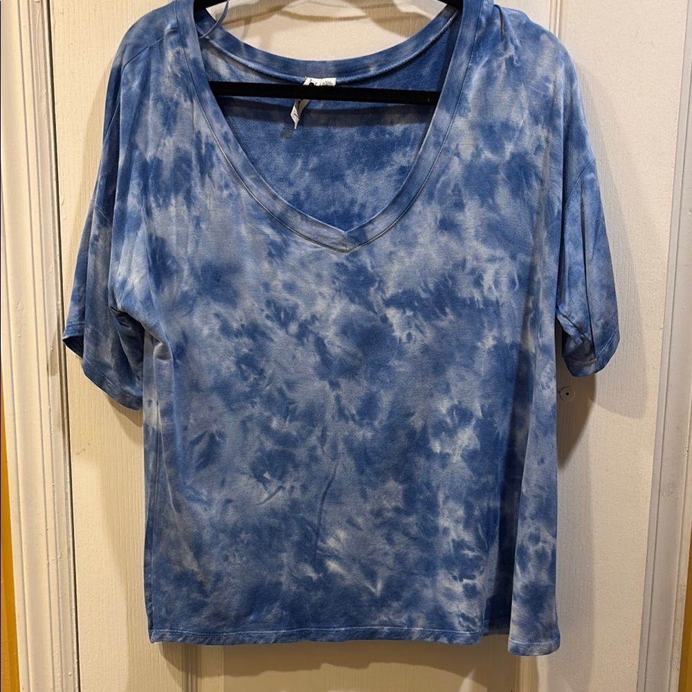CABLE AND GUAGE BRAND BLUE AND WHITE TIE DYE SHORT SLEEVE TOP
SIZE MEDIUM